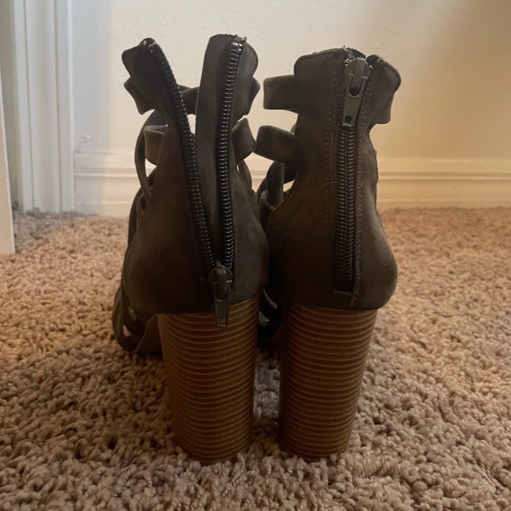 Heels - Picture 3 of 3